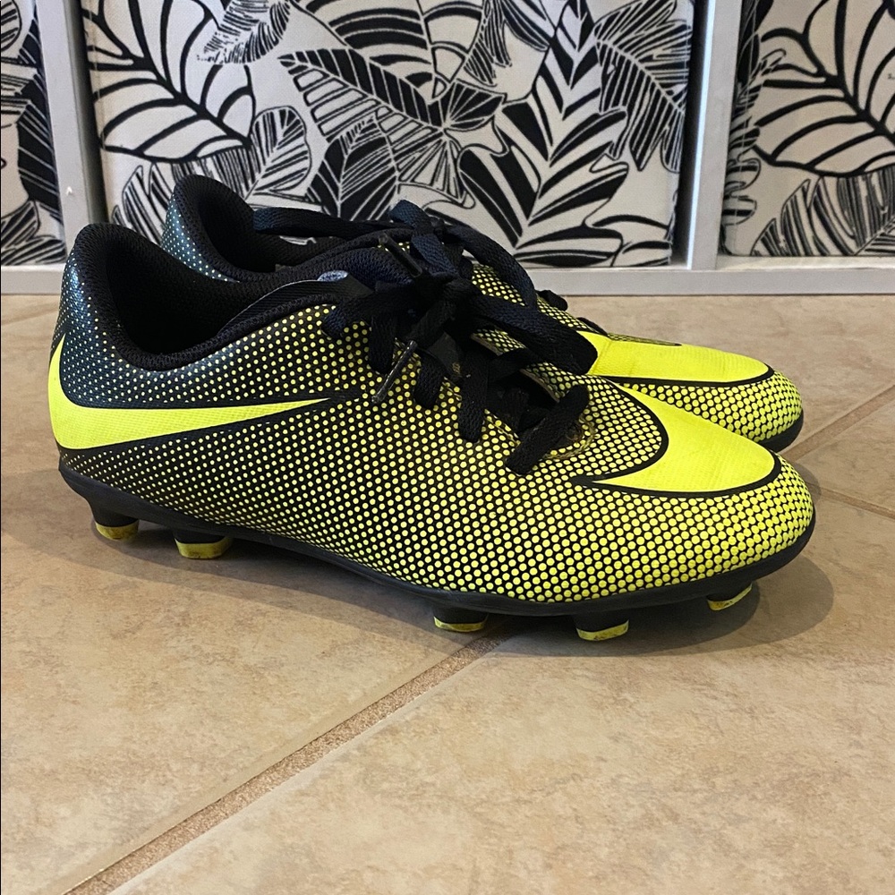 Nike Jr. Bravata Youth Soccer Cleat Black/Volt (neon yellow) Size Y2